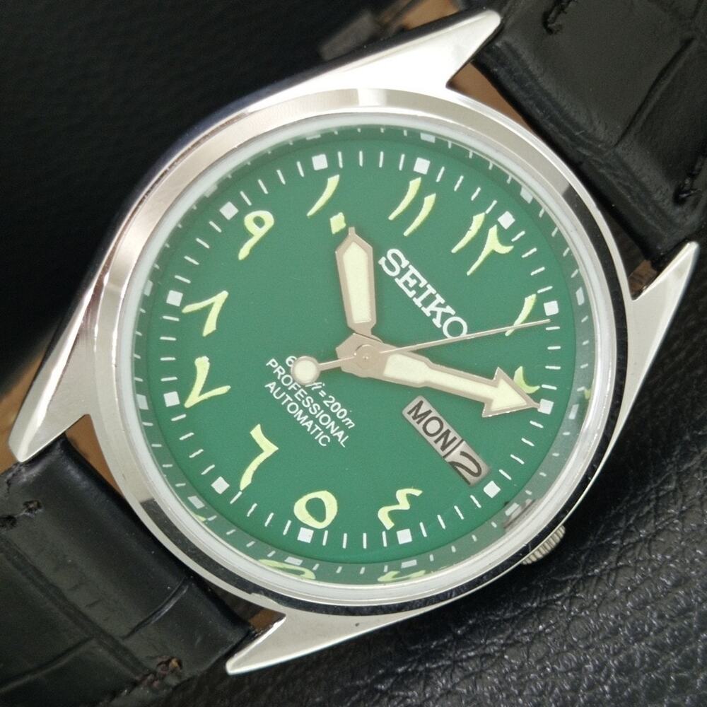 Vintage 1970 Seiko Automatic Mens Silver Watch W/daydate & Green accents